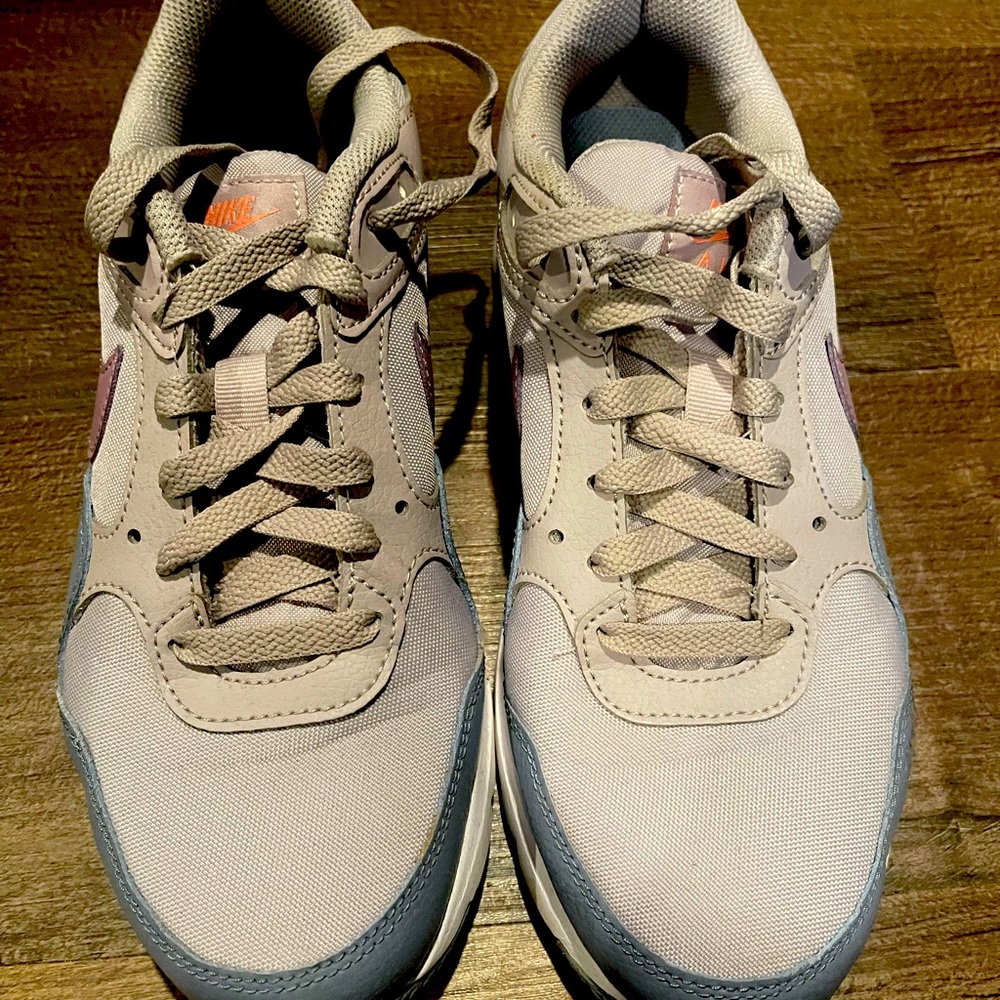 lavender women’s nike tennis shoes barely worn